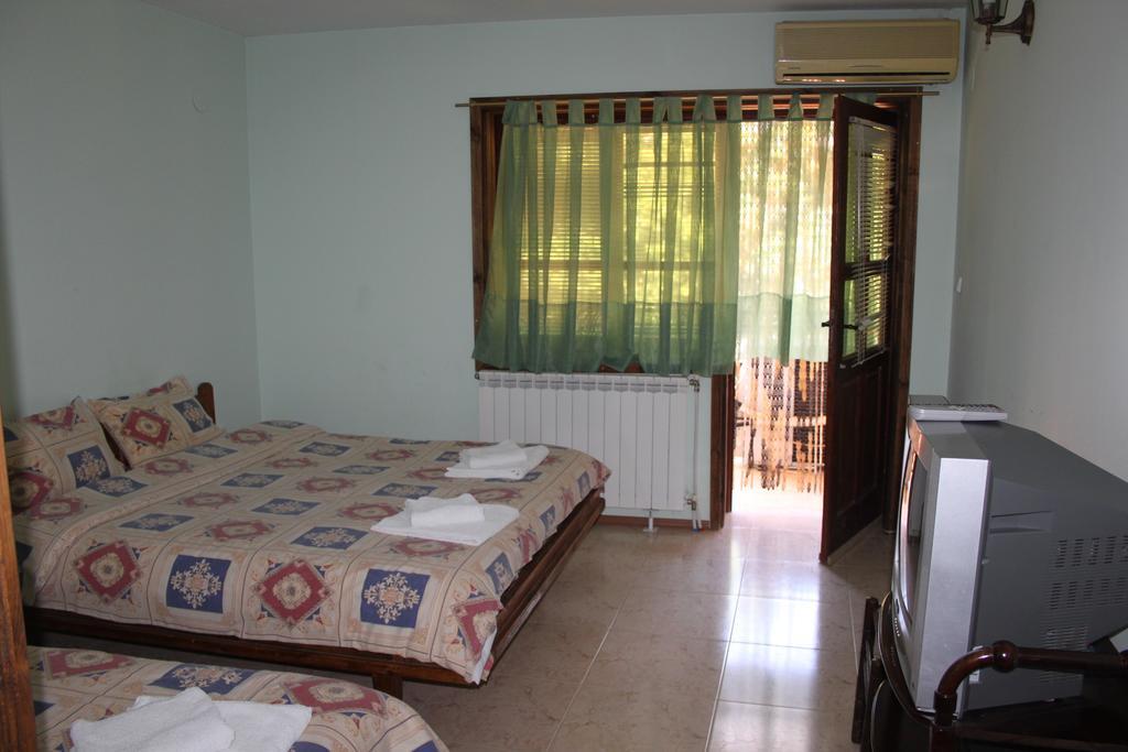 ساندانسكي Guest House Chinarite الغرفة الصورة