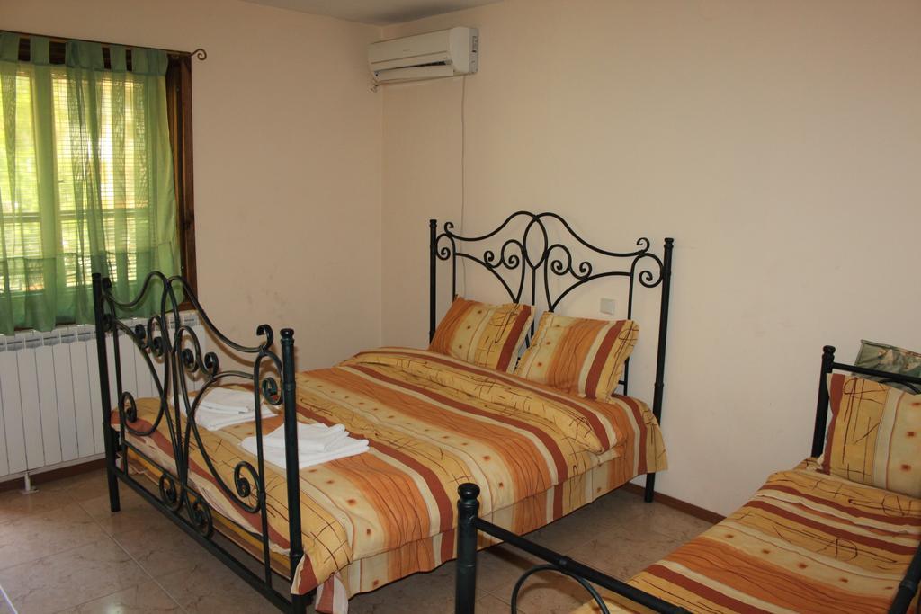 ساندانسكي Guest House Chinarite الغرفة الصورة